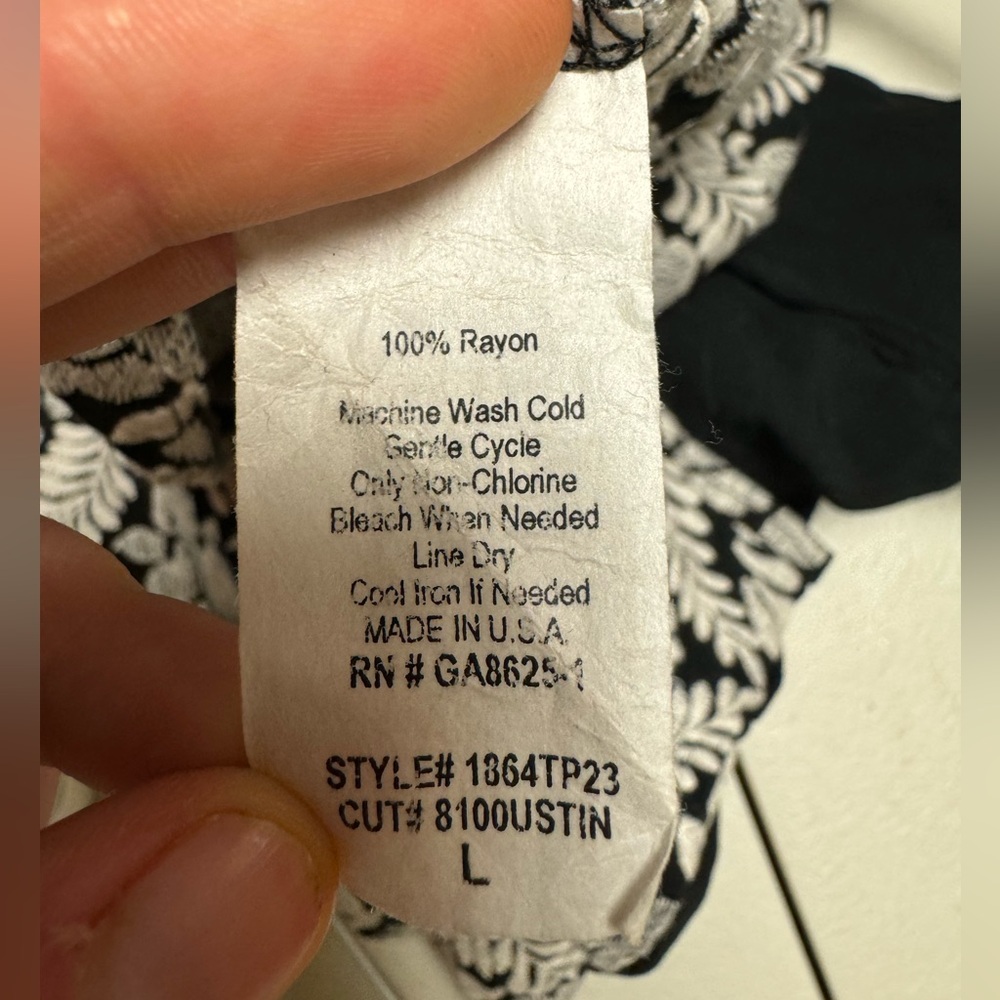 RENNE C Black top with embroidered white flowers. Size L - Picture 2 of 6